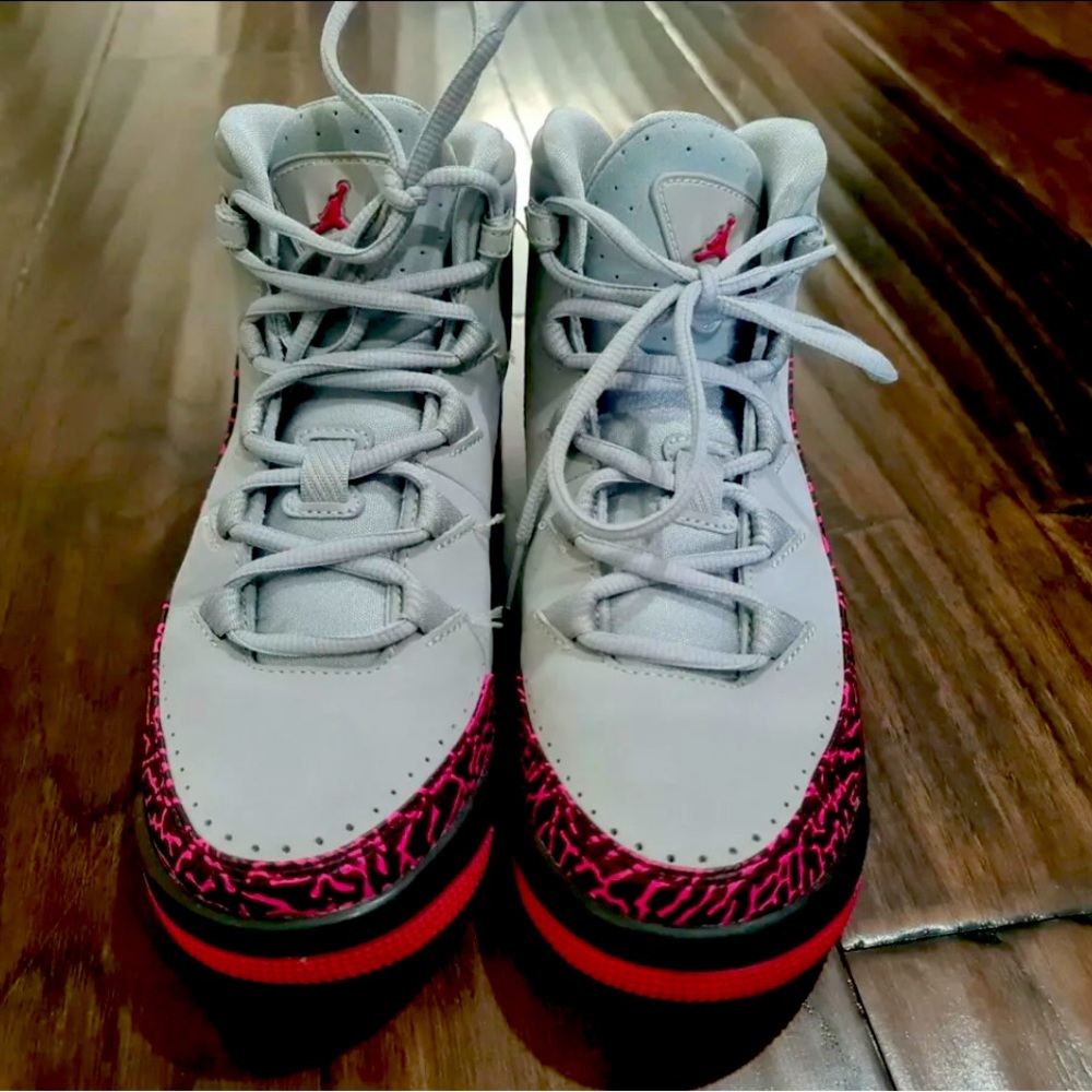 Brand New Girls Jordan deluxe sneakers 
Never worn, size 6y